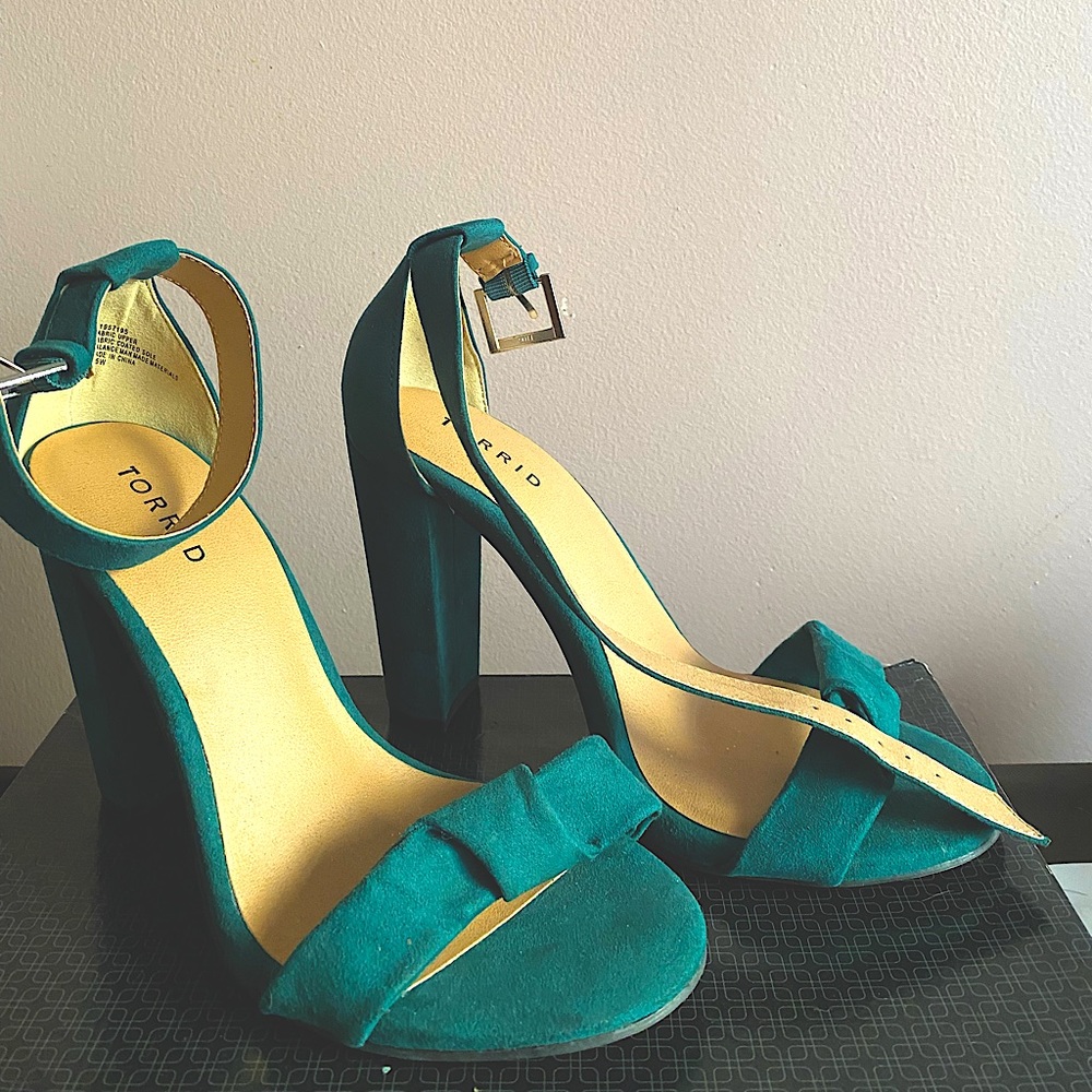 8.5 W Torrid Teal Heeled Sandals Barely Worn (if at all)